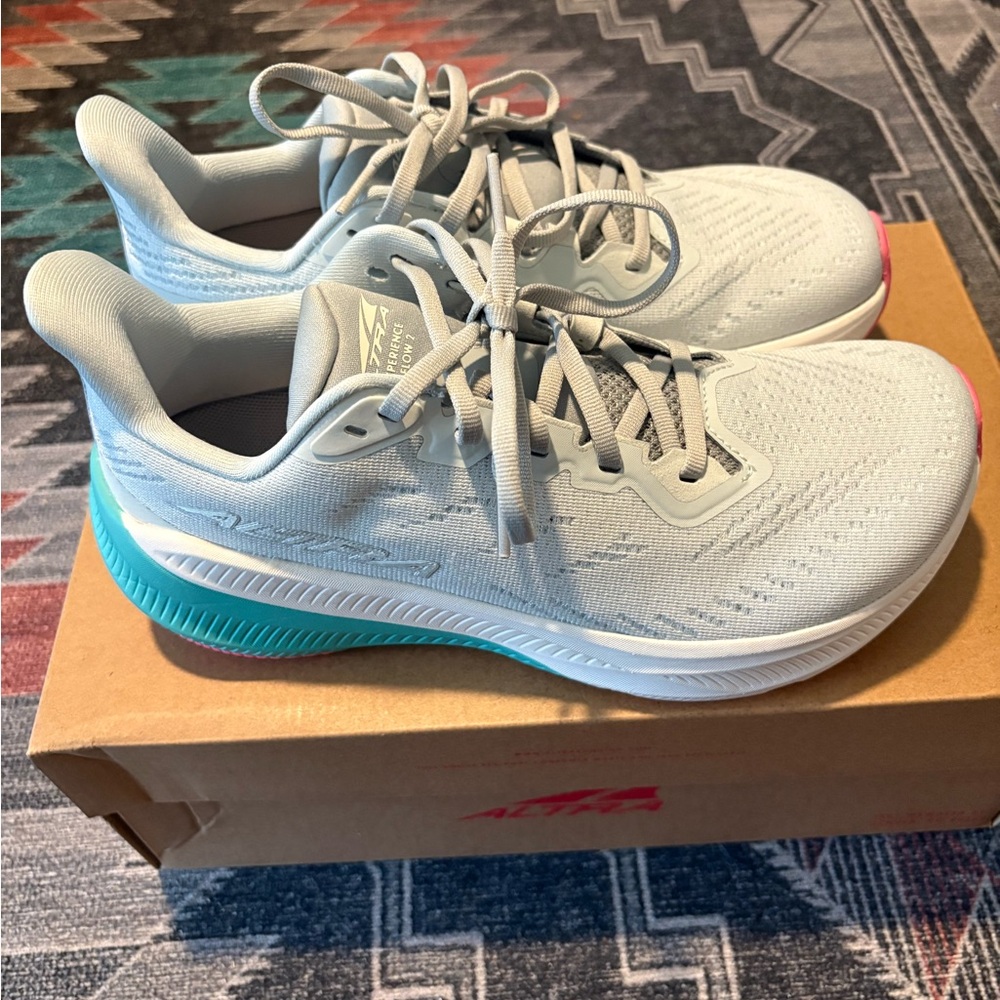 Altra- Women’s Experience Flow 2- Gray/ Teal size 8